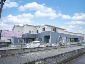 青と白の建物の外観