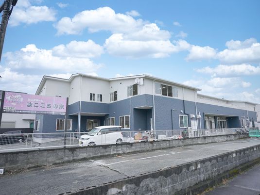 青と白の建物の外観