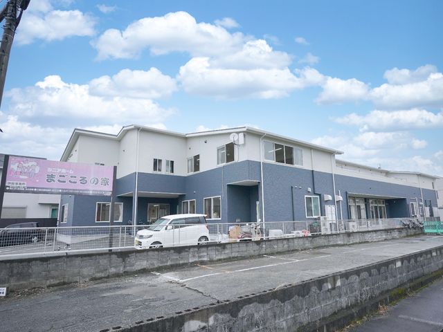 青と白の建物の外観 外観 広々とした清潔感のある外観です。訪れる方を穏やかな気持ちにさせるデザインが印象的です。