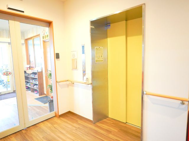 エレベーター前の通路 エレベーター 床から壁まで明るい色で統一されたエレベーター前です。バリアフリー設計で、どなたでも安心して利用できる作りとなっています。