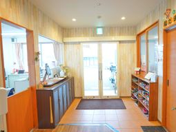 エントランスの明るい様子