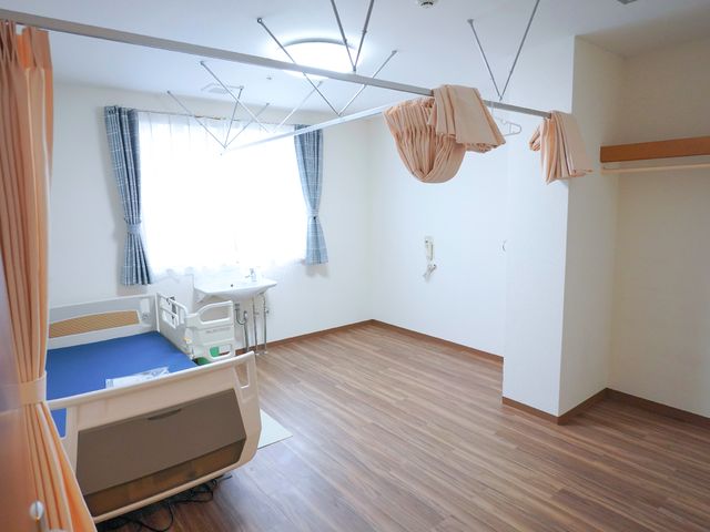 居室とベッドの配置 居室 清潔感に溢れる居室は、快適な生活空間を約束します。機能的なベッドや洗面設備も整っており、ご安心ください。