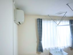 清潔な洗面台とエアコン