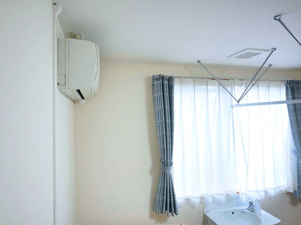 清潔な洗面台とエアコン