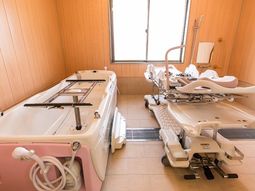 明るい浴室の設備