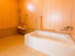 木目調の温かい浴室