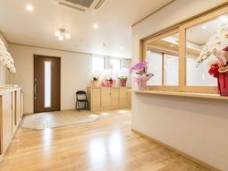 明るい花飾りのロビー