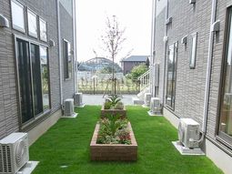 緑あふれる明るい中庭