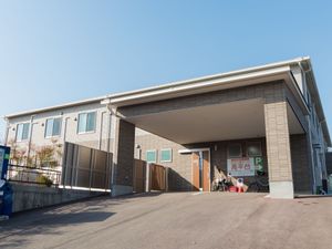 清潔感のある建物エントランス
