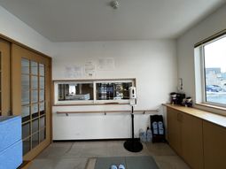 明るい室内の廊下