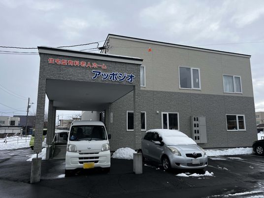 雪が積もる建物外観