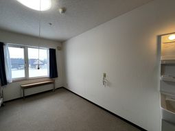 明るい窓辺の居室