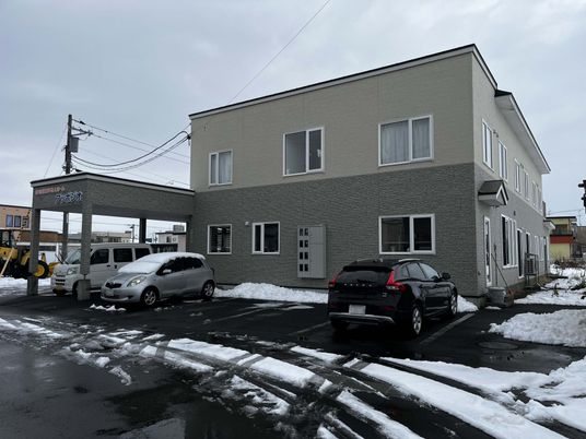 広い駐車場の建物外観