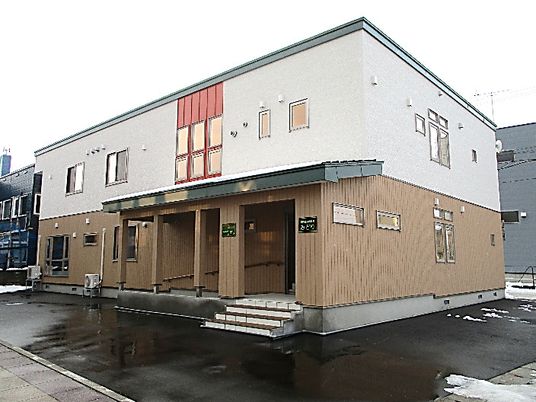 施設の落ち着いた外観