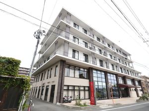 白い建物の外観