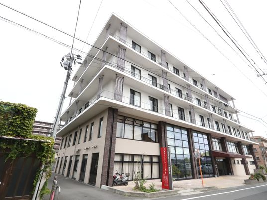 白い建物の外観