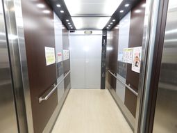 清潔なエレベーター内部
