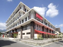 明るい外観の建物