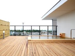 開放的な木製テラス