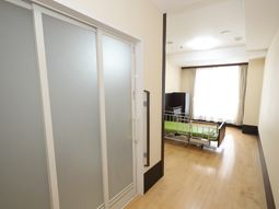 居室の入り口とベッド