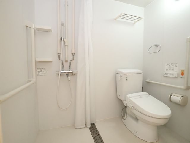 バリアフリートイレ設備 トイレ 手すり完備し、使い易さに配慮された清潔なトイレです。ご利用者様の快適な日常生活をサポートいたします。
