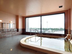 広々とした明るい浴室