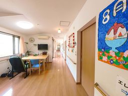 明るい廊下とテーブル