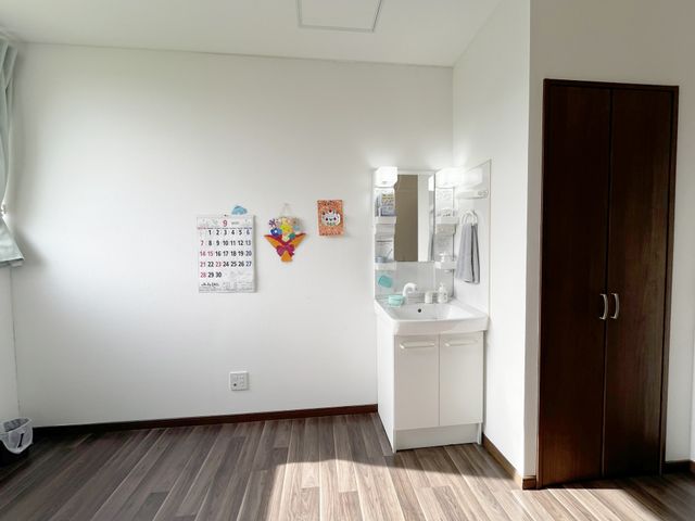 洗面台のある居室 居室 自然光が差し込む明るい空間で、洗面台が備え付けられています。リラックスできる環境です。