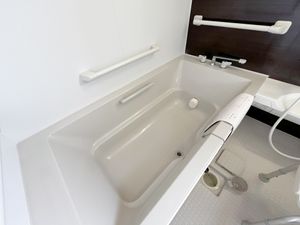 手すり付きの浴槽
