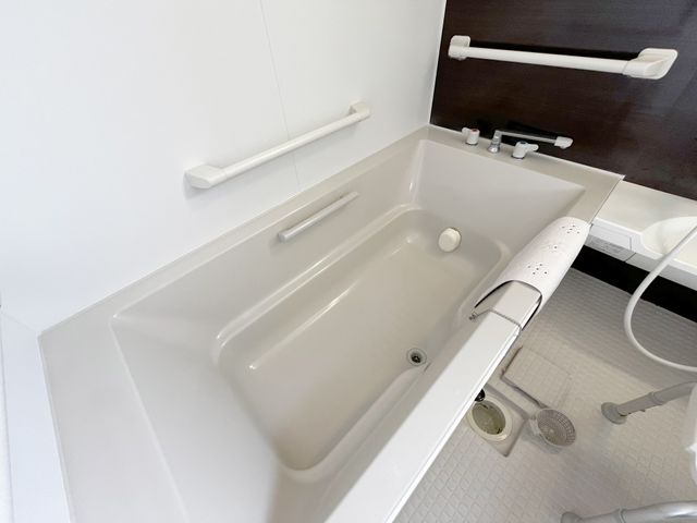 手すり付きの浴槽 浴室 安全に配慮した手すりが設置されており、介助が必要な方でも安心して利用できます。