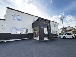 広い駐車場の外観