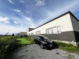 広々とした庭と建物