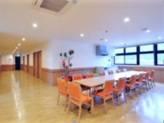  広々とした明るい食堂 