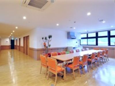広々とした明るい食堂