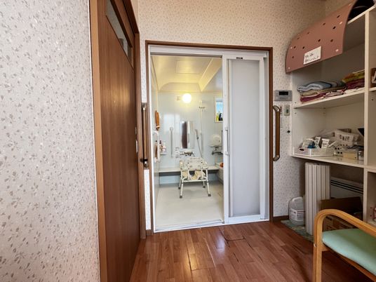 明るい部屋と椅子