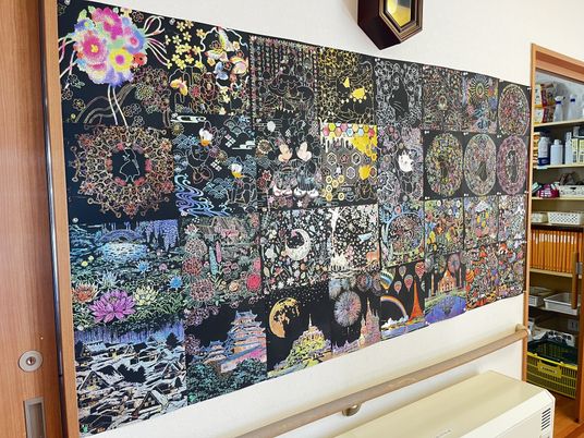 色彩豊かな壁のアート