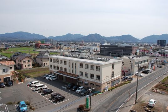 遠くに山々が見える建物