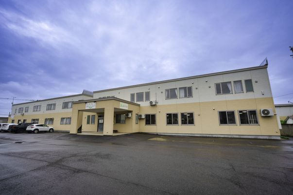 広々とした建物外観