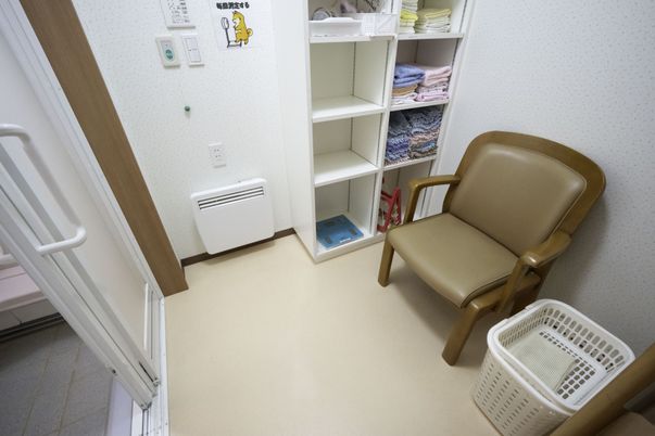 待機用の椅子と収納棚の部屋