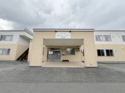 落ち着いた外観の建物