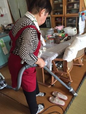 掃除をする人がいる部屋
