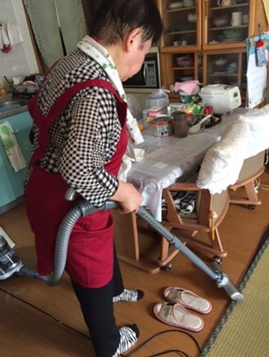 掃除をする人がいる部屋
