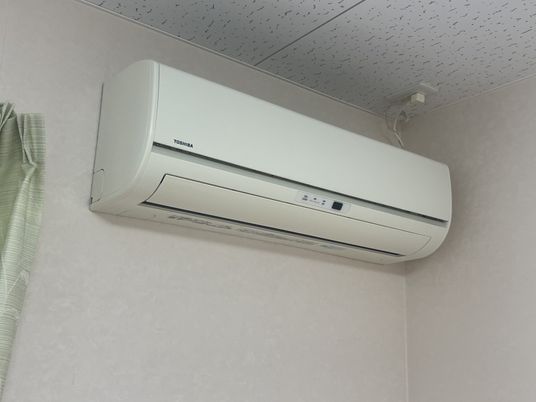 白いエアコンの室内