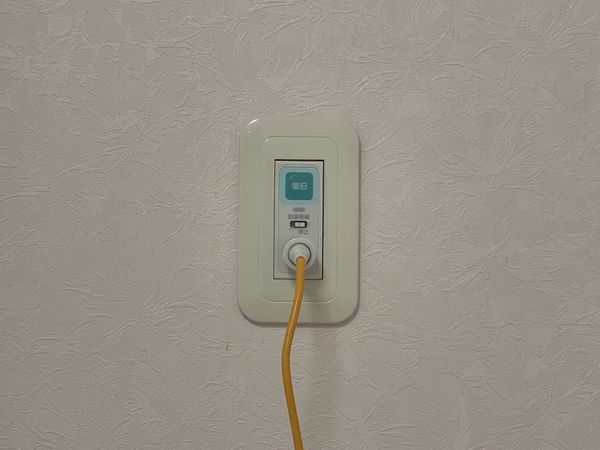 電源プラグが刺さった壁