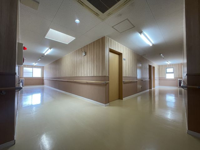 明るい廊下 廊下 広々とした明るい廊下は、車椅子でも移動しやすい設計です。天井の自然光が心地よさを与えます。