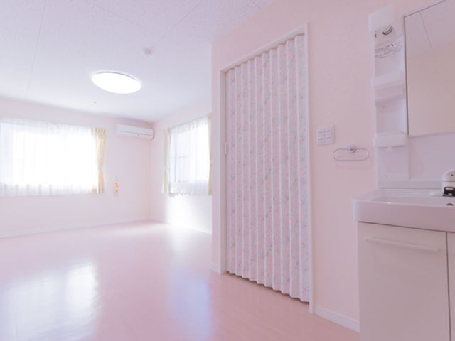 開放的な居室空間 居室 開放感あふれる居室で、ご入居者様の快適な生活をサポートするやりがいを感じていただけます。