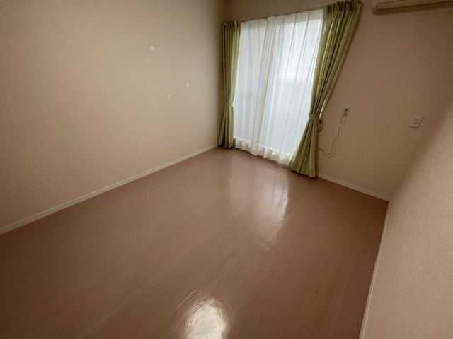 シンプルな居室 居室 自然光がたっぷり入る居室です。この広々とした空間で快適に過ごせます。