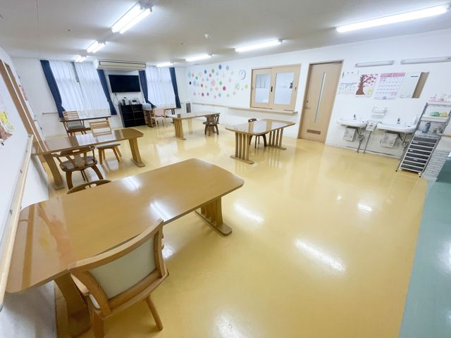 明るい多目的室 多目的室 自然光が差し込み、明るく広々とした多目的室です。これからの活動に最適な環境です。