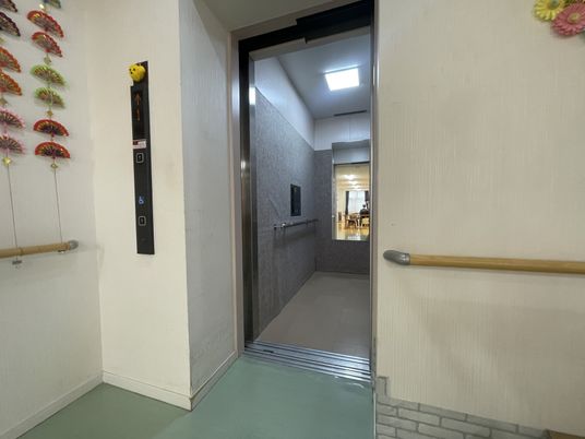 開くエレベーターの扉