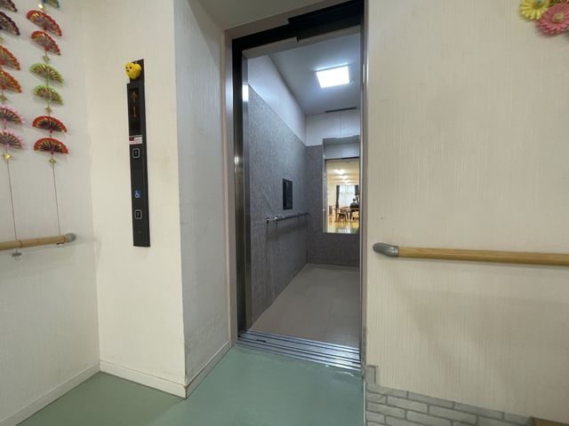 開くエレベーターの扉 エレベーター 広めのエレベーターは、移動をサポートする手すり付きで安全です。